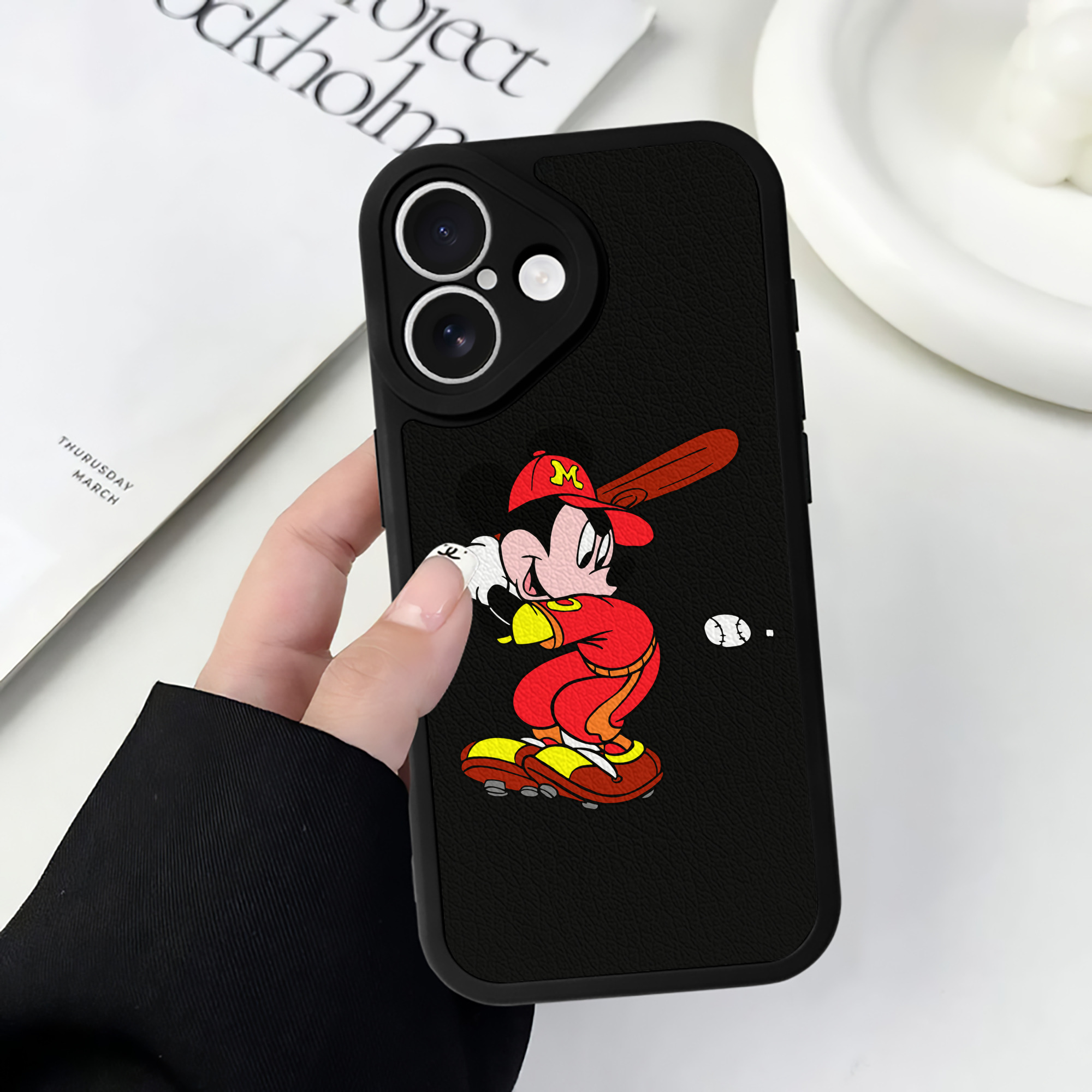 （画像用） ミッキーマウス Mickey Mouse 【iPhone 16シリーズ対応】シリコンスマホケース（レザー調） 材質：シリコン